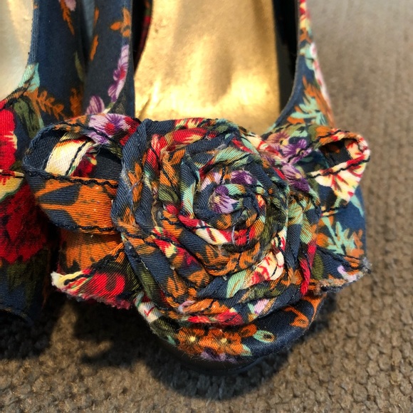 Madden Girl by Steve Madden Navy Floral Heel - Picture 3 of 6